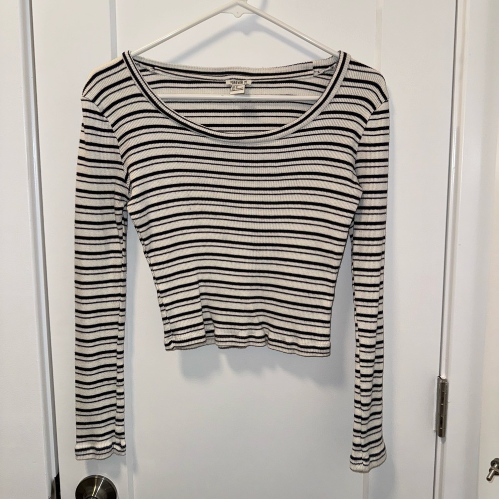 FOREVER 21 stripped cropped long sleeve tee size M